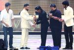 Shahrukh Khan gets Chevalier Sivaji Award at the 7th edition of Vijay Awards in Chennai on 11th May 2013 (1).JPG